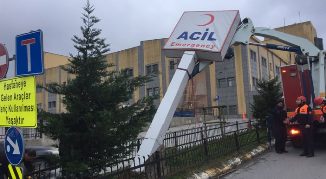 Arnavutköy’de fırtınada çatı uçtu, hastane tabelası devrildi