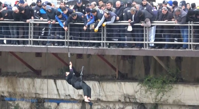 Asi Nehri'ne düşen kadını itfaiyeciler kurtardı!