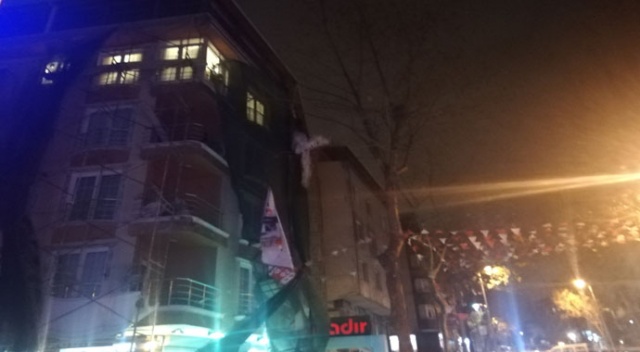 Avcılar'da şiddetli rüzgarda iskele koptu! Cadde trafiğe kapatıldı