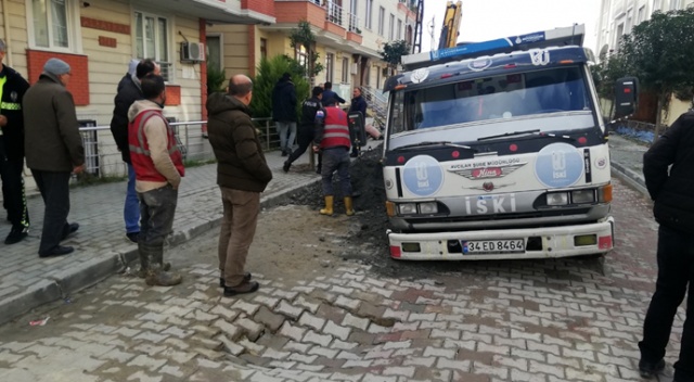 Avcılar’da yol çöktü, kamyon mahsur kaldı