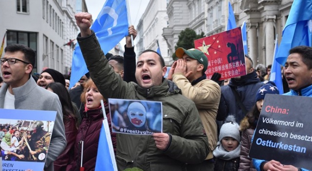 Avusturya'da Çin'in Uygur Türklerine yönelik hak ihlalleri protesto edildi Avusturya'da Çin'in Uygur Türklerine yönelik hak ihlalleri protesto edildi