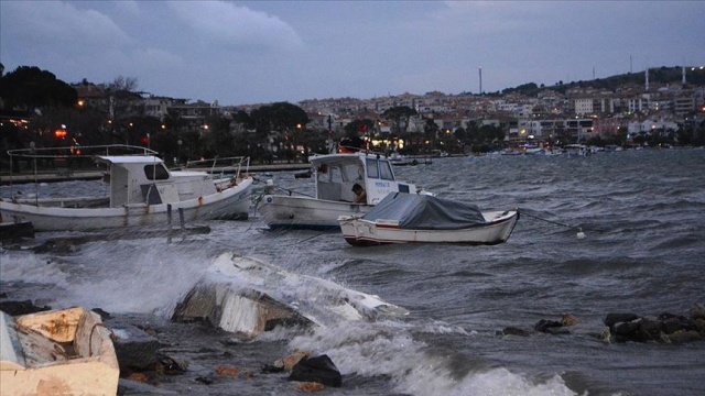 Ayvalık&#039;ta şiddetli lodos hasara yol açtı