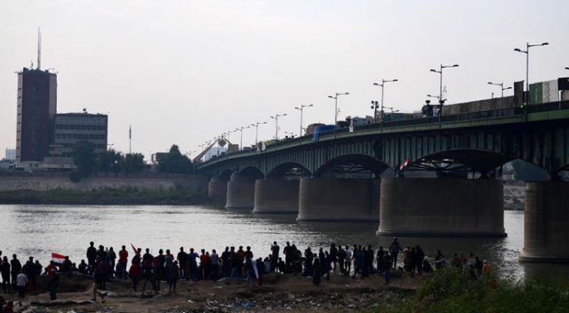 Bağdat’ta protestocular Ahrar Köprüsü'nden çekildi
