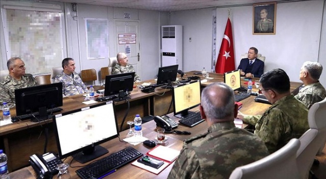 Bakan Akar ve komuta kademesinden Suriye sınırına kritik ziyaret Bakan Akar ve komuta kademesinden Suriye sınırına kritik ziyaret