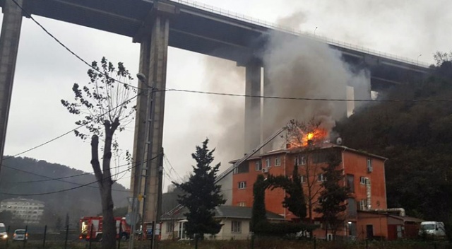 Beykoz’da binanın çatısı alev alev yandı