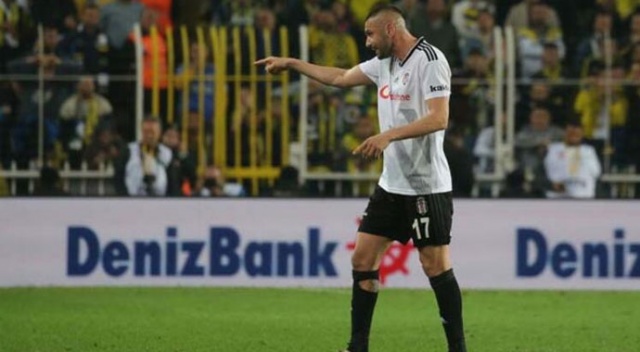 Burak Yılmaz oyundan çıkarken 4. hakeme tepki gösterdi: 'Çık, sen oyna' Burak Yılmaz oyundan çıkarken 4. hakeme tepki gösterdi: 'Çık, sen oyna'