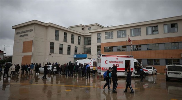 Bursa'da ağır kokudan etkilenen öğrenciler hastaneye kaldırıldı Bursa'da ağır kokudan etkilenen öğrenciler hastaneye kaldırıldı