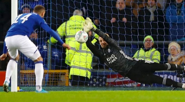 Cenk Tosun penaltı kaçırdı, Everton elendi