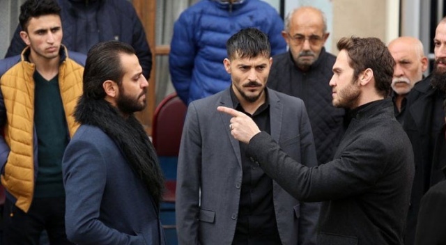 Çukur'un ünlü oyuncusu polis kontrolüne takıldı! Burnundaki yara akılları karıştırdı Çukur'un ünlü oyuncusu polis kontrolüne takıldı! Burnundaki yara akılları karıştırdı
