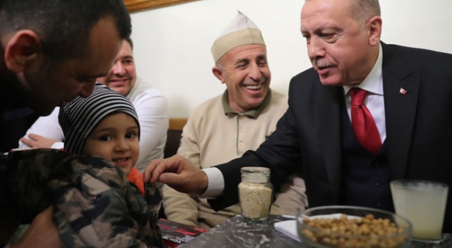 Cumhurbaşkanı Erdoğan, Fatih’te bozacıda vatandaşlarla sohbet etti Cumhurbaşkanı Erdoğan, Fatih’te bozacıda vatandaşlarla sohbet etti
