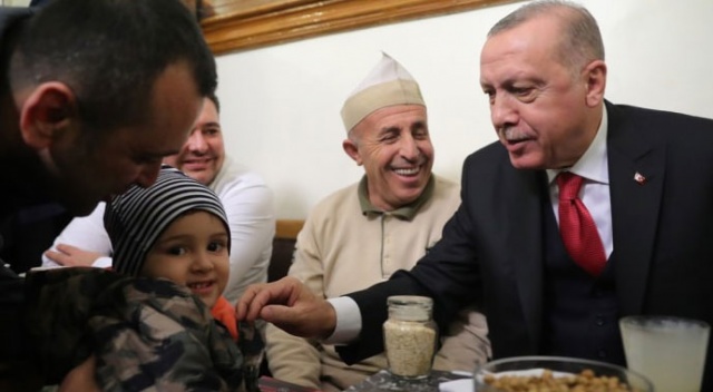 Cumhurbaşkanı Erdoğan vatandaşlarla boza içti