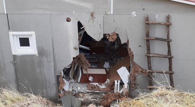 Dağdan kopan kaya parçası evi delip içeri girdi Dağdan kopan kaya parçası evi delip içeri girdi