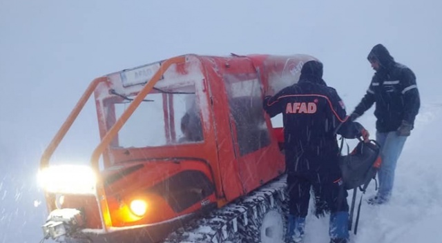 Dağlık alanda kar ve sisten mahsur kalan işçileri AFAD kurtardı Dağlık alanda kar ve sisten mahsur kalan işçileri AFAD kurtardı