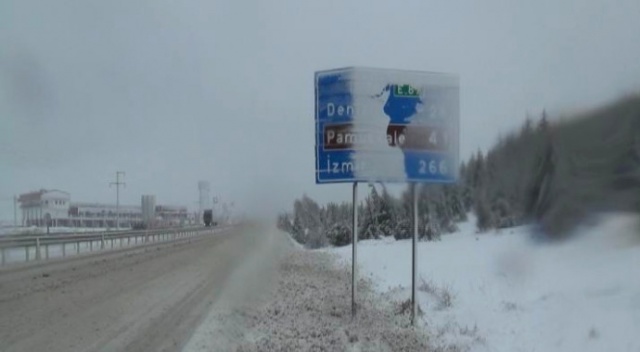 Denizli-Antalya kara yolunda kar yağışı etkili oldu