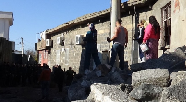 Diyarbakır’da çevik kuvvet ekibine ’tarihi’ taşlarla saldırdılar Diyarbakır’da çevik kuvvet ekibine ’tarihi’ taşlarla saldırdılar