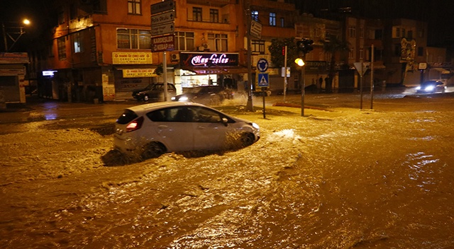 DSİ ait sulama kanalı taştı ana yol sular altında kaldı