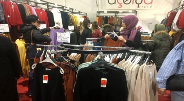 Duyan koşuyor! Bu çadırda her şey yarı fiyatına Duyan koşuyor! Bu çadırda her şey yarı fiyatına