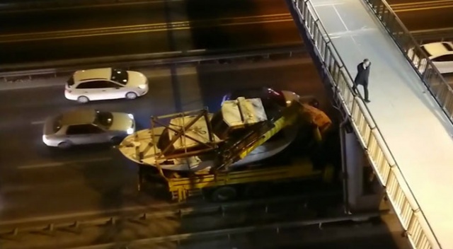 E-5 Karayolu’nda ilginç olay! Tekne yüklü vinç üst geçide çarptı E-5 Karayolu’nda ilginç olay! Tekne yüklü vinç üst geçide çarptı