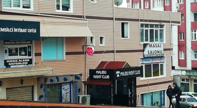 Eğlence merkezi önünde silahlı çatışma: 1 yaralı