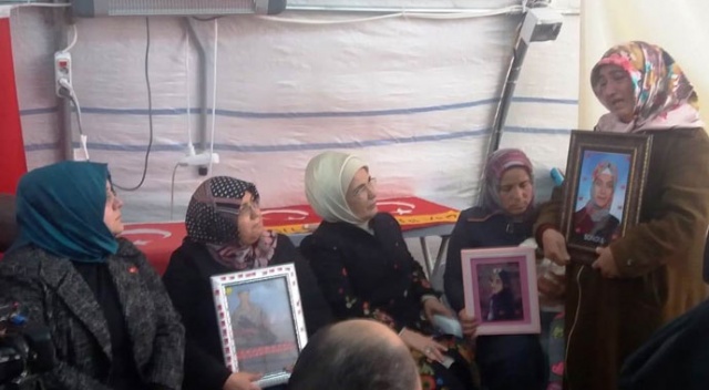 Emine Erdoğan'dan, HDP önündeki ailelere ziyaret Emine Erdoğan'dan, HDP önündeki ailelere ziyaret