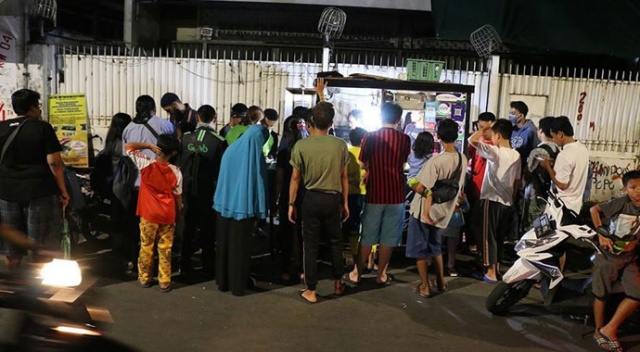 Endonezya'da tavuk döner için günlerce bekliyorlar Endonezya'da tavuk döner için günlerce bekliyorlar
