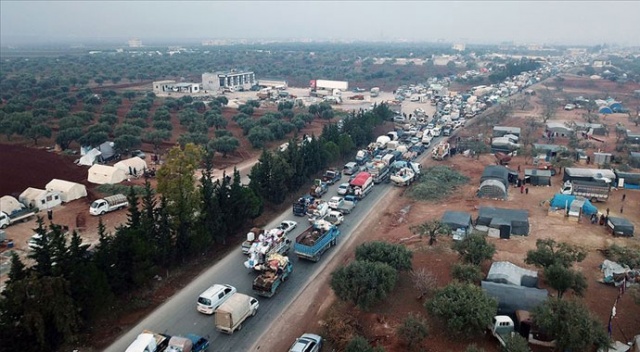 İdlib'teki saldırılar nedeniyle kaçan 20 bin sivil Türkiye sınırı yakınlarına göç etti