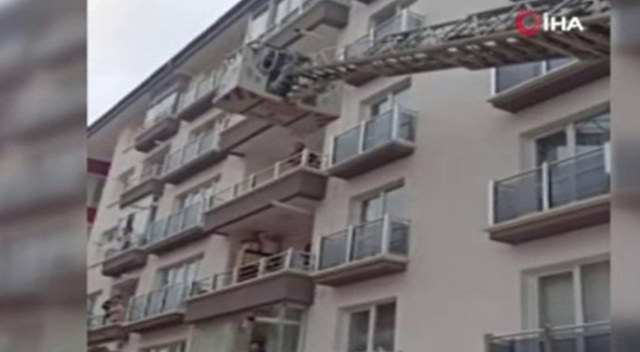 Evde kilitli kalan yaşlı kadını itfaiye kurtardı
