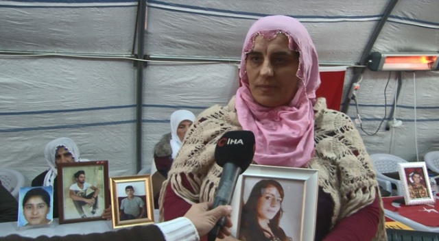 Evlat nöbetindeki ailelerden Emine Erdoğan'a teşekkür Evlat nöbetindeki ailelerden Emine Erdoğan'a teşekkür