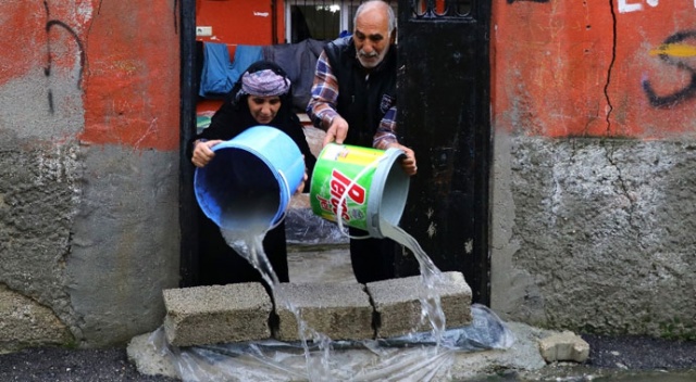 Evlerini su basan vatandaşlar çileden çıktı Evlerini su basan vatandaşlar çileden çıktı