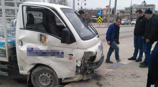 Faciaya ramak kala! Tüp dolu kamyonetle otomobil çarpıştı Faciaya ramak kala! Tüp dolu kamyonetle otomobil çarpıştı
