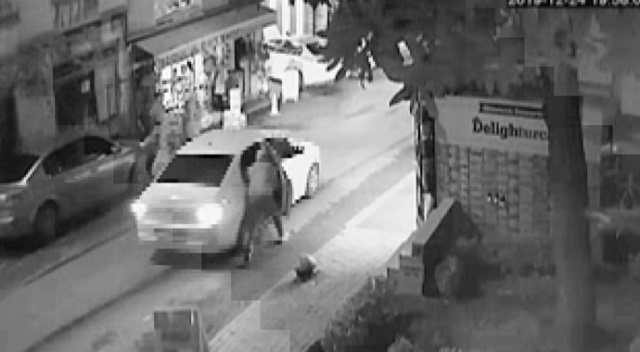 Fatih’te hırsızlar turisti ve çocuğunu yerde sürükledi Fatih’te hırsızlar turisti ve çocuğunu yerde sürükledi