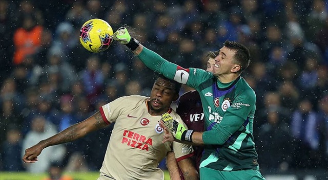 Fernando Muslera Galatasaray'ı sırtlıyor