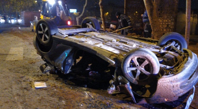 Freni boşalan kamyon otomobili ezdi: 2 yaralı