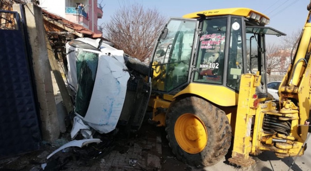 Freni boşalan kepçe park halindeki otomobilleri biçti: 2 yaralı