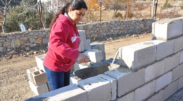 Hem anne, hem muhtar hem de inşaat ustası