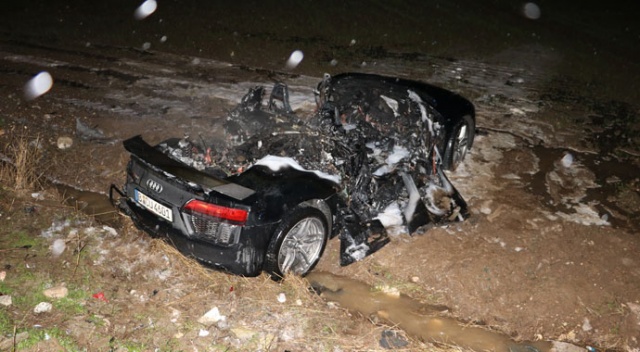 Hurdaya dönen araçtan sağ çıktılar