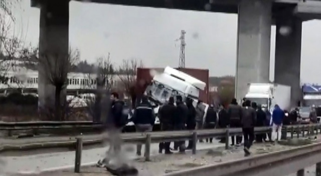 İki tır çarpıştı, kilometrelerce araç kuyruğu oluştu