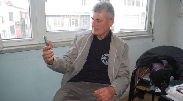 İnsanlık örneği! Duyarlı vatandaş yolda bulduğu telefonu sahibine teslim etti