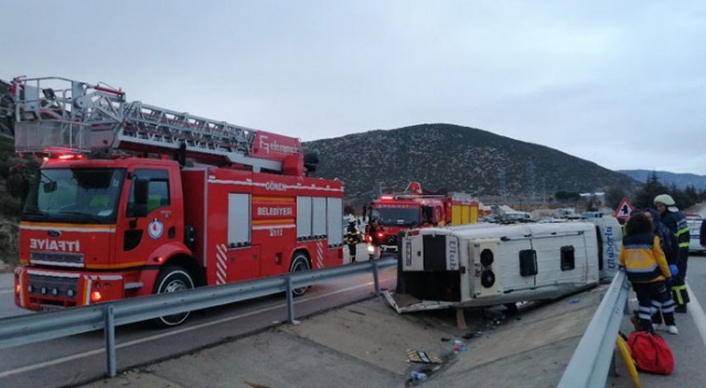 Isparta’da midibüs devrildi: 12 yaralı Isparta’da midibüs devrildi: 12 yaralı