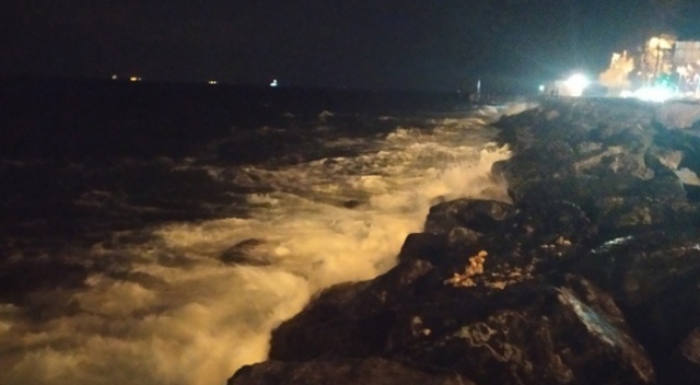 İstanbul&#039;da şiddetli lodos seferleri iptal ettirdi