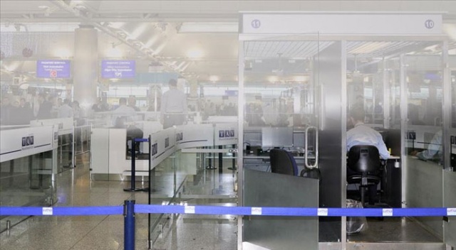 İstanbul havalimanlarında operasyon! Göçmen kaçakçılığı yapan 3 polis tutuklandı İstanbul havalimanlarında operasyon! Göçmen kaçakçılığı yapan 3 polis tutuklandı