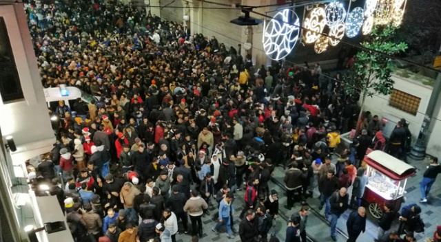 İstiklal Caddesi'nde yılbaşı yoğunluğu İstiklal Caddesi'nde yılbaşı yoğunluğu