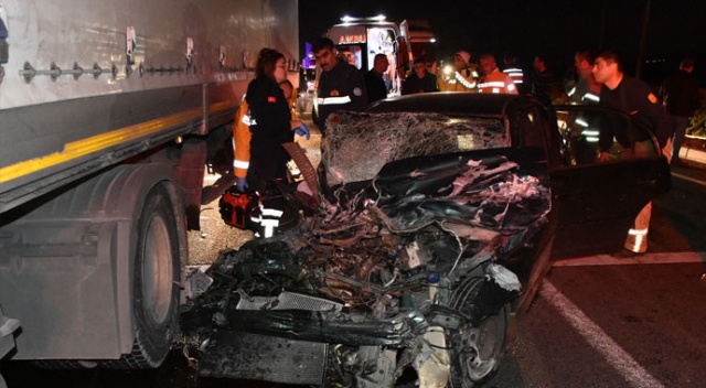 İzmir'de otomobil tırın altına girdi: 1 ölü