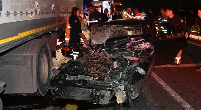 İzmir'de tırla çarpışan otomobilin sürücüsü feci şekilde can verdi