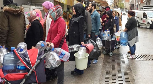 İzmir'de yağmur altında 'su kuyruğu' İzmir'de yağmur altında 'su kuyruğu'