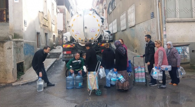 İzmirliler iki gündür su kuyruğunda İzmirliler iki gündür su kuyruğunda