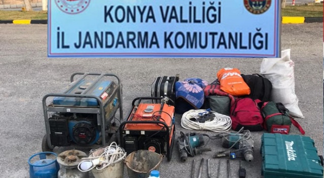 Kaçak kazı yaparken jandarmaya yakalandılar