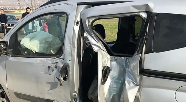 Kahramanmaraş’ta hafif ticari araç bariyerlere çarptı: 1 ölü