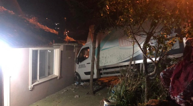 Kamyonet eve girdi, ev sakinleri kazayı ucuz atlattı Kamyonet eve girdi, ev sakinleri kazayı ucuz atlattı