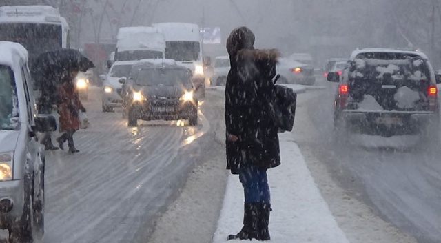 Kar yağışı hayatı felç etti! Muş'ta 56 köy yolu ulaşıma kapandı Kar yağışı hayatı felç etti! Muş'ta 56 köy yolu ulaşıma kapandı